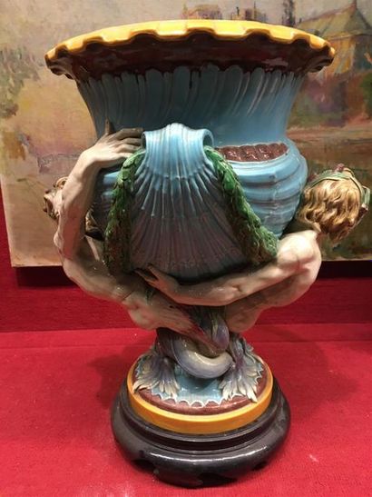 null Attribué à MINTON
Important vase de forme Medicis en faïence polychrome à décor...