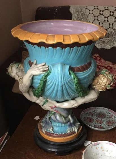null Attribué à MINTON
Important vase de forme Medicis en faïence polychrome à décor...