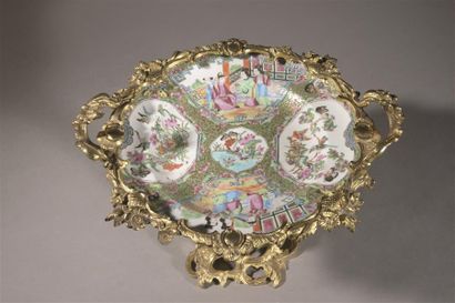 null CHINE, Canton - XIXe siècle
Coupe en porcelaine décorée en émaux polychromes...