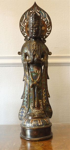 null JAPON 
Sculpture en bronze émaillé.
Marque au revers.
Haut. : 44 cm