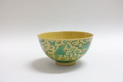 null CHINE - Époque DAOGUANG (1821-1850).
Bol en porcelaine décorée en émaux verts...