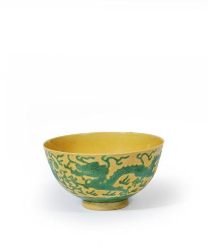 null CHINE - Époque DAOGUANG (1821-1850).
Bol en porcelaine décorée en émaux verts...