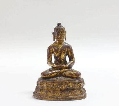 null TIBET - XVe-XVIe siècles.
Statuette de bouddha Amitayus en bronze doré, assis...