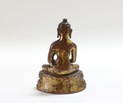 null TIBET - XVe-XVIe siècles.
Statuette de bouddha Amitayus en bronze doré, assis...