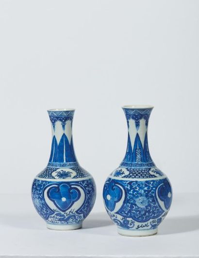 null CHINE - XIXe siècle.
Paire de vases balustres à col évasé en porcelaine décorée...