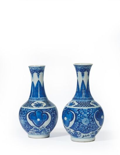 null CHINE - XIXe siècle.
Paire de vases balustres à col évasé en porcelaine décorée...