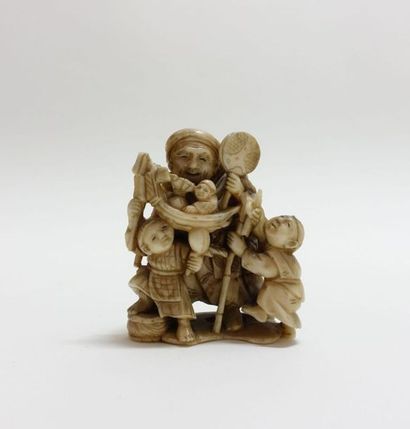 null JAPON - Époque MEIJI (1868-1912).
Trois netsuke en ivoire, deux kappa se bagarrant,...