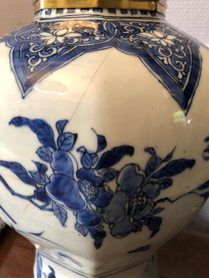null CHINE.
Vase octogonal décoré en camaïeu de bleu de rochers fleuris, oiseaux...