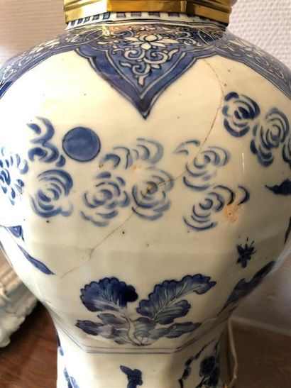 null CHINE.
Vase octogonal décoré en camaïeu de bleu de rochers fleuris, oiseaux...