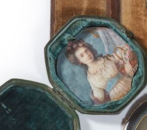 null École Française de la fin du XVIIIe siècle.
Portrait de femme au panier fleuri
Miniature...