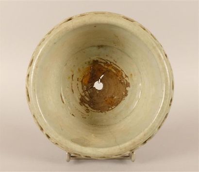 null CHINE, Fours de Longquan - Début de l'époque MING (1368-1644).
Coupe en grès...