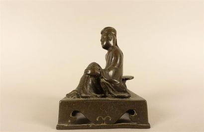 null CHINE - XVIIIe siècle.
Petit groupe en bronze à patine brune, dignitaire assis...