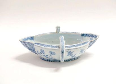 null CHINE, Compagnie des Indes - Époque QIANLONG (1736-1795).
Saucière en porcelaine...