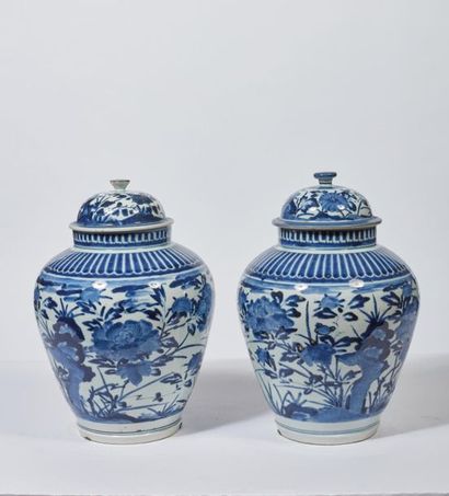 null JAPON, Fours d'Arita - Milieu Époque EDO (1603-1868).
Paire de pots balustres...