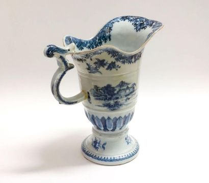 null CHINE - Époque QIANLONG (1736-1795).
Verseuse en forme de hanap inversé en porcelaine...