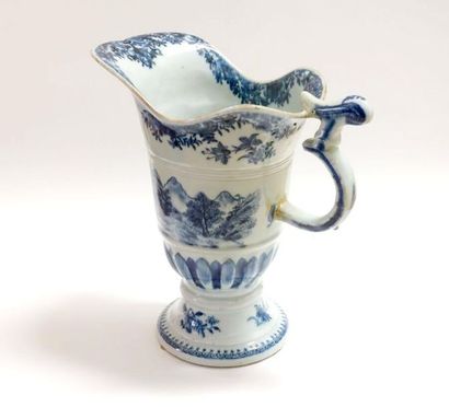 null CHINE - Époque QIANLONG (1736-1795).
Verseuse en forme de hanap inversé en porcelaine...