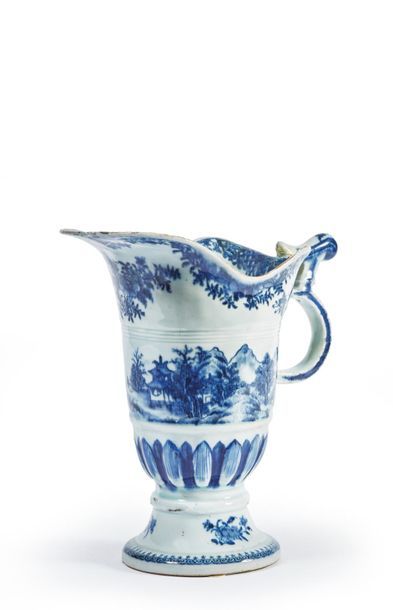 null CHINE - Époque QIANLONG (1736-1795).
Verseuse en forme de hanap inversé en porcelaine...
