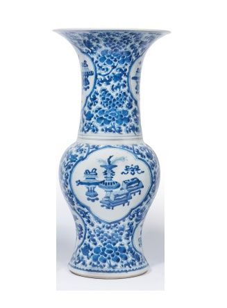  CHINE - Époque KANGXI (1662-1722). Vase de forme cornet en porcelaine décorée en...