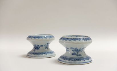 null CHINE - Époque QIANLONG (1736-1795).
Paire de salerons en porcelaine décorée...
