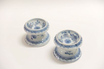 null CHINE - Époque QIANLONG (1736-1795).
Paire de salerons en porcelaine décorée...