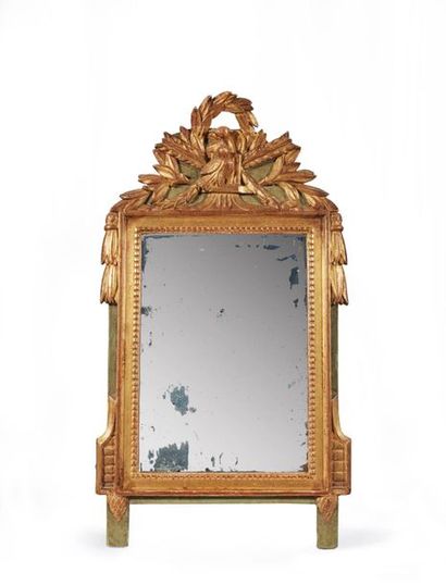 null Miroir en bois doré et peint à décor de colombes et trophée, frise de perles...