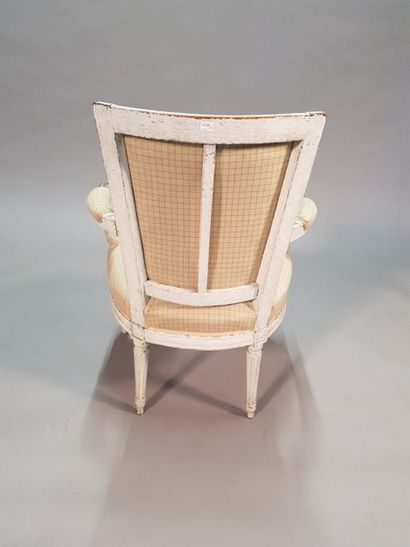 null Deux fauteuils en bois peint à dossier incurvé et trapézoïdal, la ceinture arrondie...