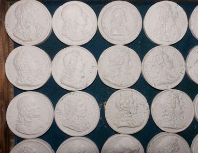null Collection de 394 médailles circulaires unifaces en plâtre moulé représentant...