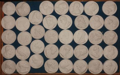 null Collection de 394 médailles circulaires unifaces en plâtre moulé représentant...