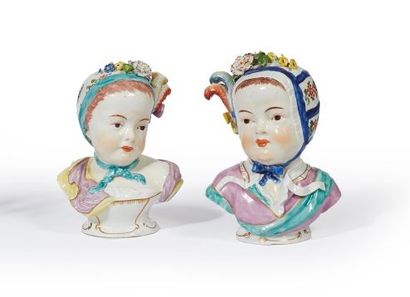 null ALLEMAGNE, dans le goût de Louisbourg.
Deux bustes en porcelaine polychrome.
Marque...