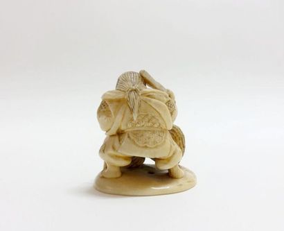 null JAPON - Époque MEIJI (1868-1912).
Petit okimono en ivoire, dans le style des...