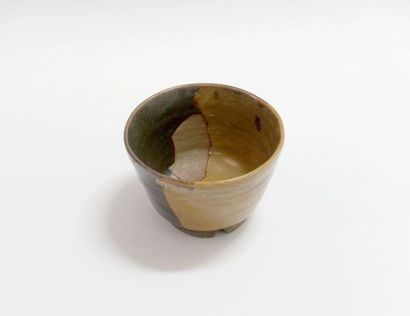 null JAPON - Époque EDO (1603-1868), XIXe siècle.
Chawan de forme conique en grès...