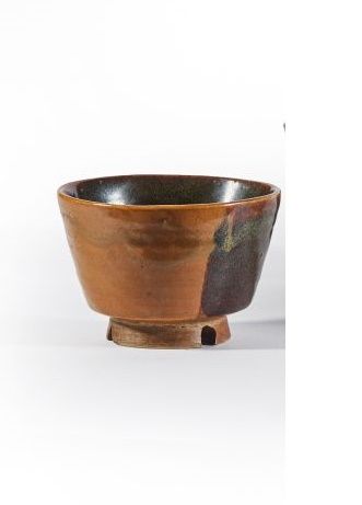 null JAPON - Époque EDO (1603-1868), XIXe siècle.
Chawan de forme conique en grès...