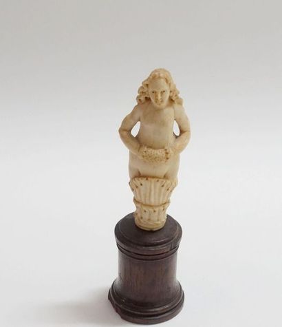 null Statuette en ivoire représentant une jeune femme sortant de l'onde, les mains...