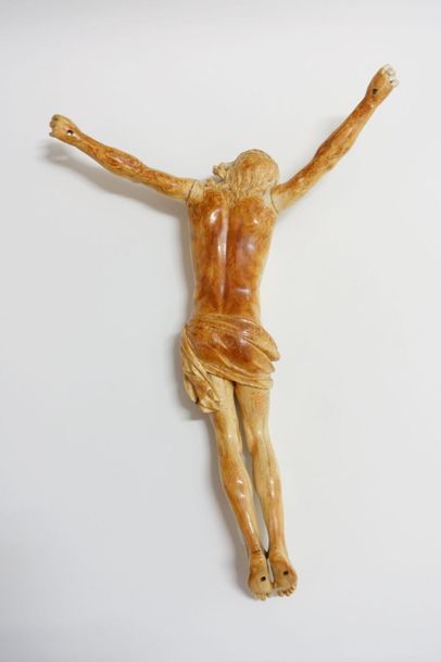 null Christ en ivoire sculpté, la bouche ouverte.
Vers 1700 (gerces, quatre doigts...