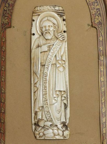 null Plaquette rectangulaire en ivoire sculpté en bas-relief figurant Saint Jean...