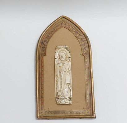 null Plaquette rectangulaire en ivoire sculpté en bas-relief figurant Saint Jean...