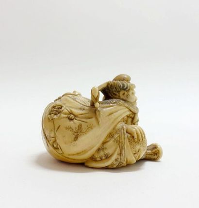 null JAPON - Époque MEIJI (1868-1912).
Okimono en ivoire, dans le style des netsuke,...