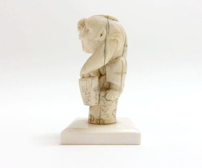 null JAPON - Époque MEIJI (1868-1912).
Manche en ivoire en forme de singe debout...
