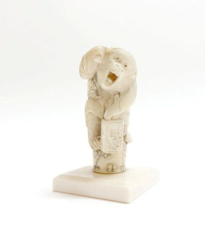 null JAPON - Époque MEIJI (1868-1912).
Manche en ivoire en forme de singe debout...