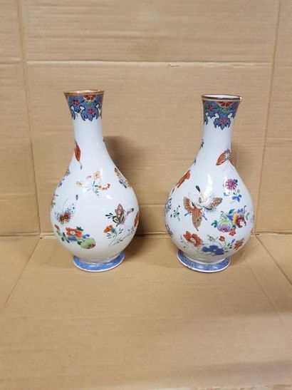 null CHINE, Époque QIANLONG (1736-1795).
Paire de vases de forme ovoïde à décor polychrome...