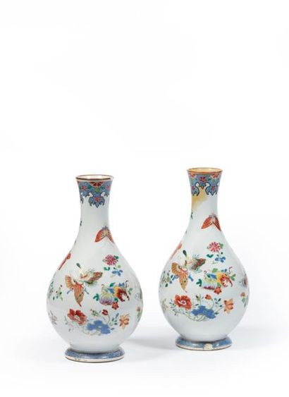 null CHINE, Époque QIANLONG (1736-1795).
Paire de vases de forme ovoïde à décor polychrome...