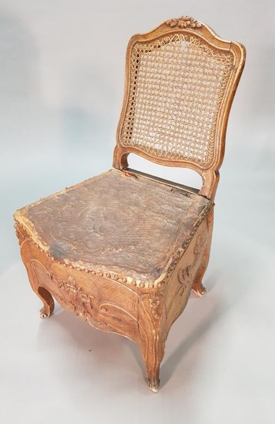 null Chaise de commodité en bois naturel mouluré et sculpté de feuillages et d'un...