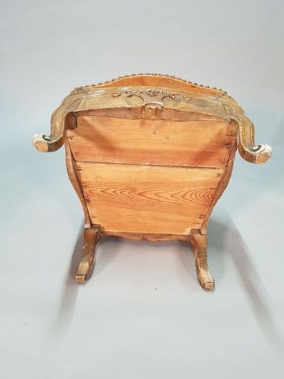 null Chaise de commodité en bois naturel mouluré et sculpté de feuillages et d'un...