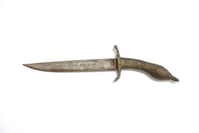 null Dague en métal, la lame gravée et datée « Niki 1820 », le fourreau orné d'une...