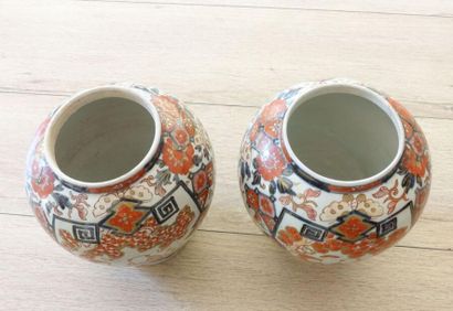 null JAPON, Imari - Époque EDO (1603-1868).
Paire de pots couverts en porcelaine...