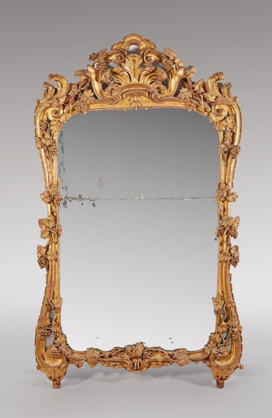 null Miroir en bois doré à décor ajouré de feuillages et pampres de vignes, le fronton...