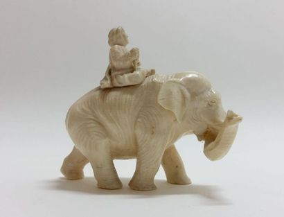 null INDE - Début du XXe siècle.
Ensemble comprenant quatre éléphants en ivoire,...