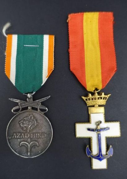 null Ensemble comprenant :
- Médaille " Azad Hind " en métal argenté. 47 x 35 mm....