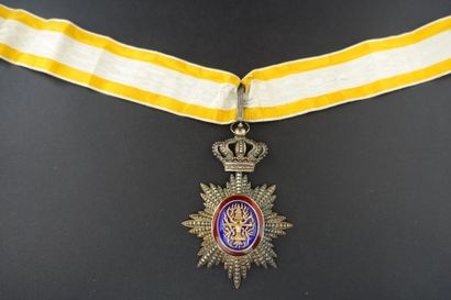 null CAMBODGE.
ORDRE ROYAL DU CAMBODGE, créé en 1864. 
Croix de commandeur. 
En vermeil,...