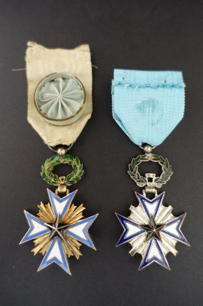 null BÉNIN.
ORDRE DE L'ÉTOILE NOIRE. 
Deux décorations : 
- Croix de chevalier en...